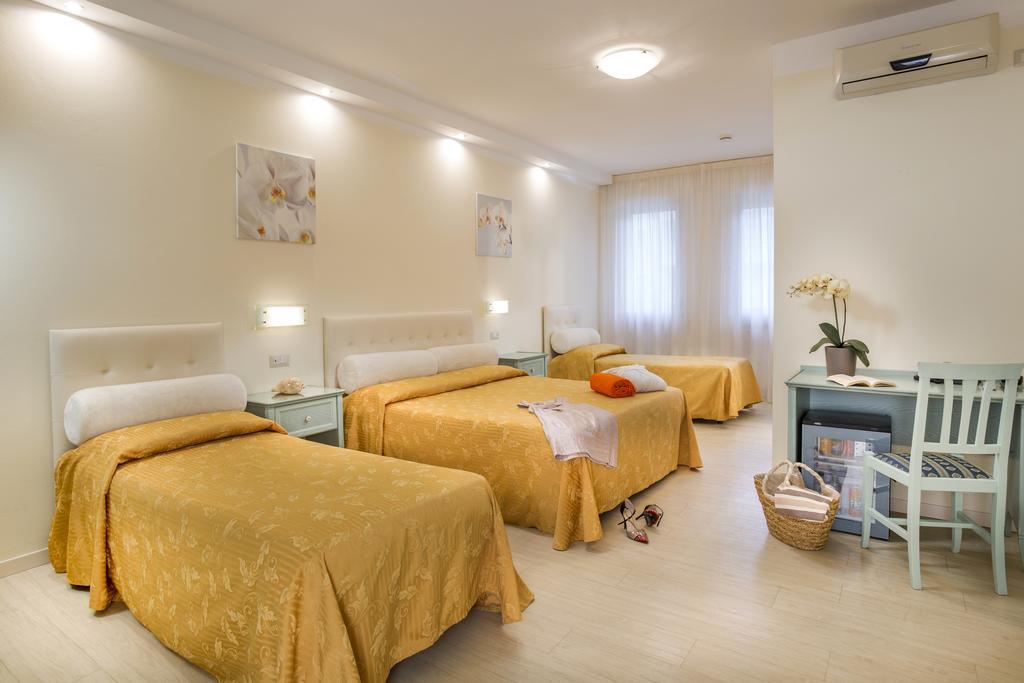 Hotel Milano Helvetia - In Centro Con Piscina Riccione Exterior photo