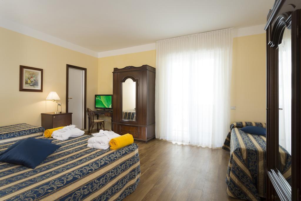 Hotel Milano Helvetia - In Centro Con Piscina Riccione Exterior photo